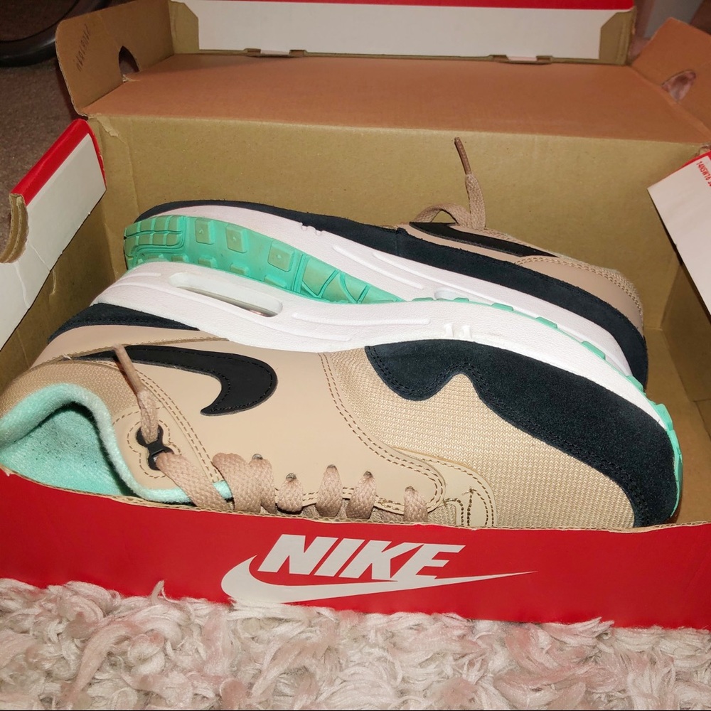 WMNS AIR MAX 1